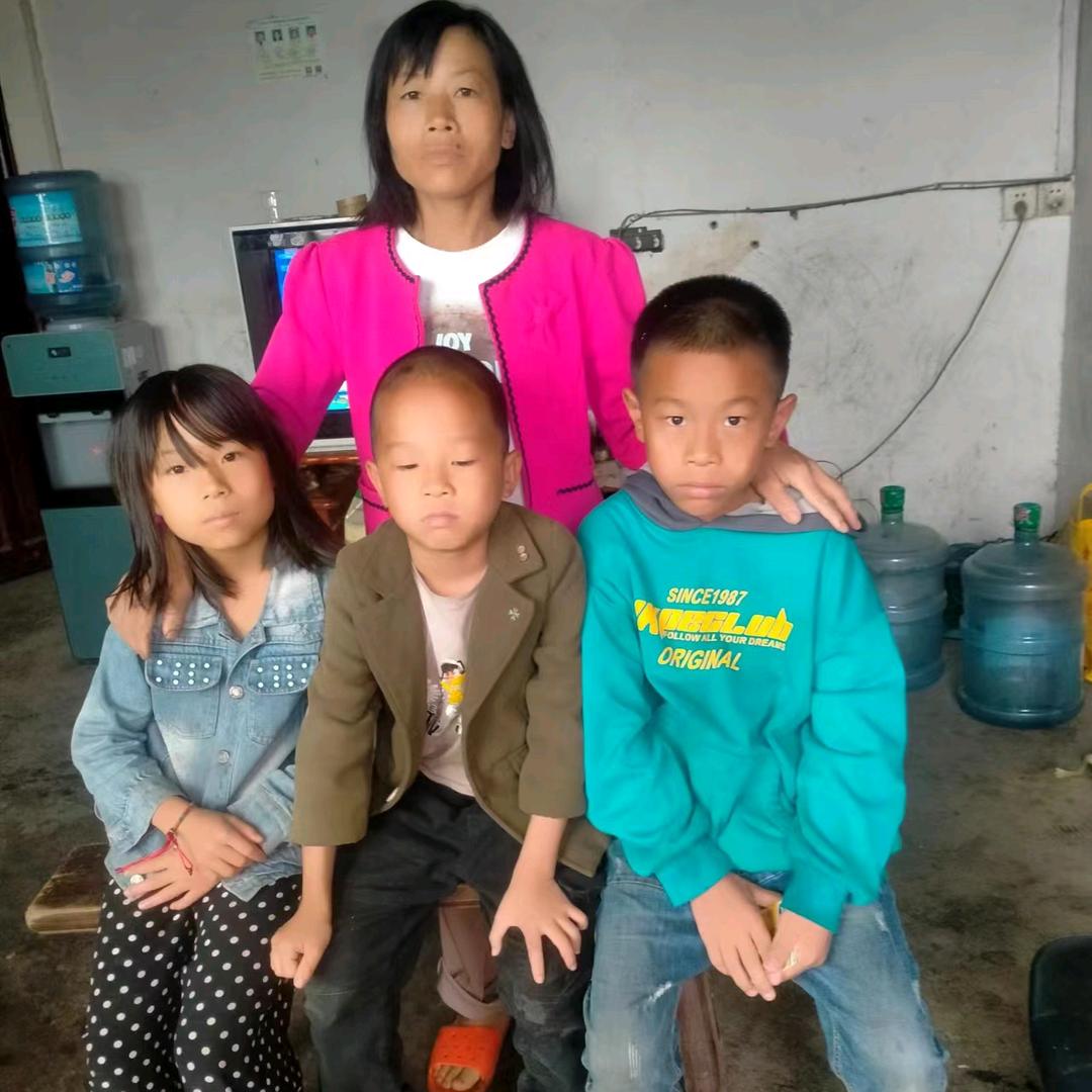 三个孩子的单亲妈妈小何