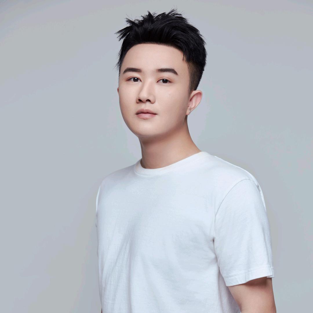 邱小龙《万人迷》原唱
