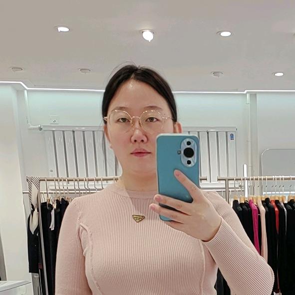 妍可唯品牌女装银川新华东街店乐乐