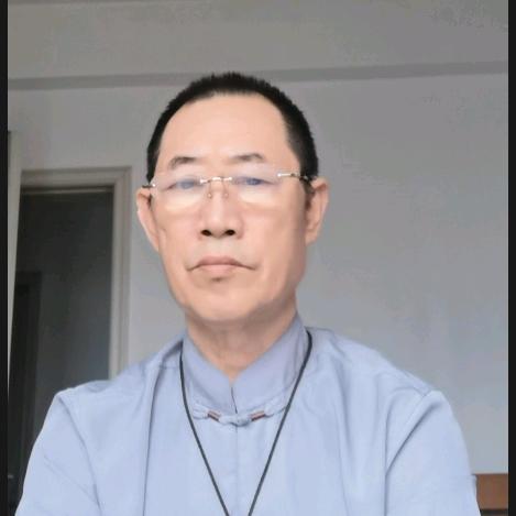 农村绘画的老人