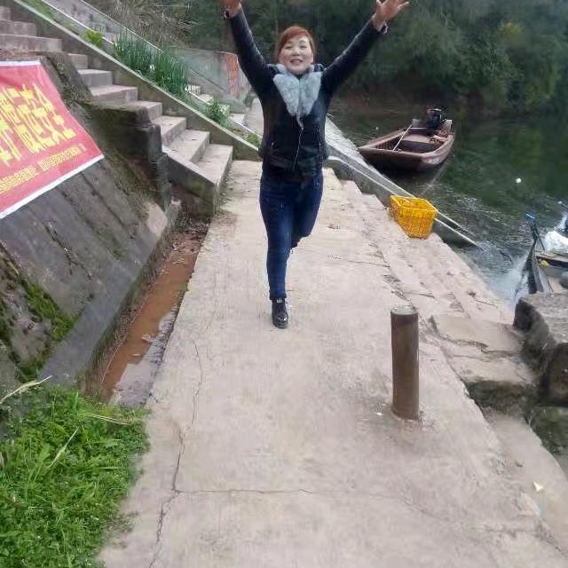 何⼳妹妹