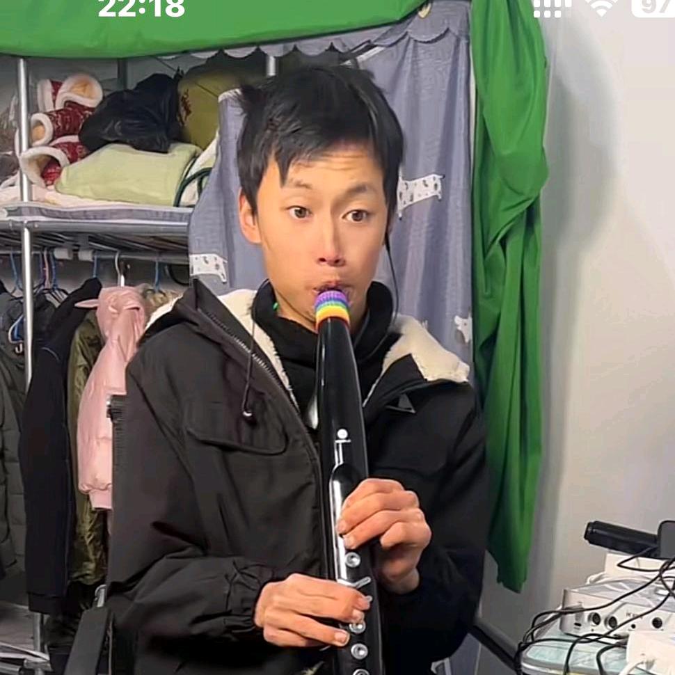 小伟🎤爱吹管（丽市和雁凡商贸商行）