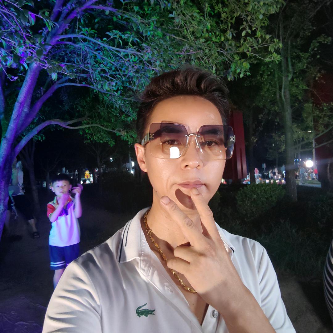 情歌小王子🎤🚶🎼💃🌹🌹🌸