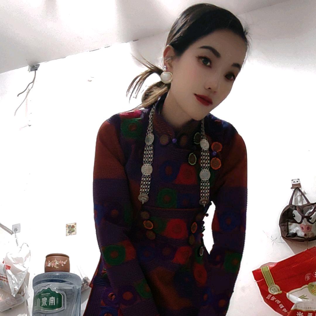 (｡･ω･｡)ﾉ♡丫头(*^ω^*)