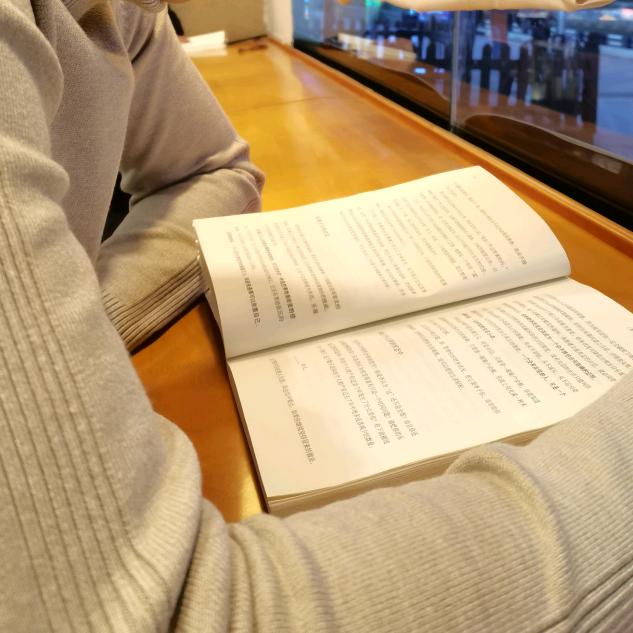 河里的小鱼想上岸