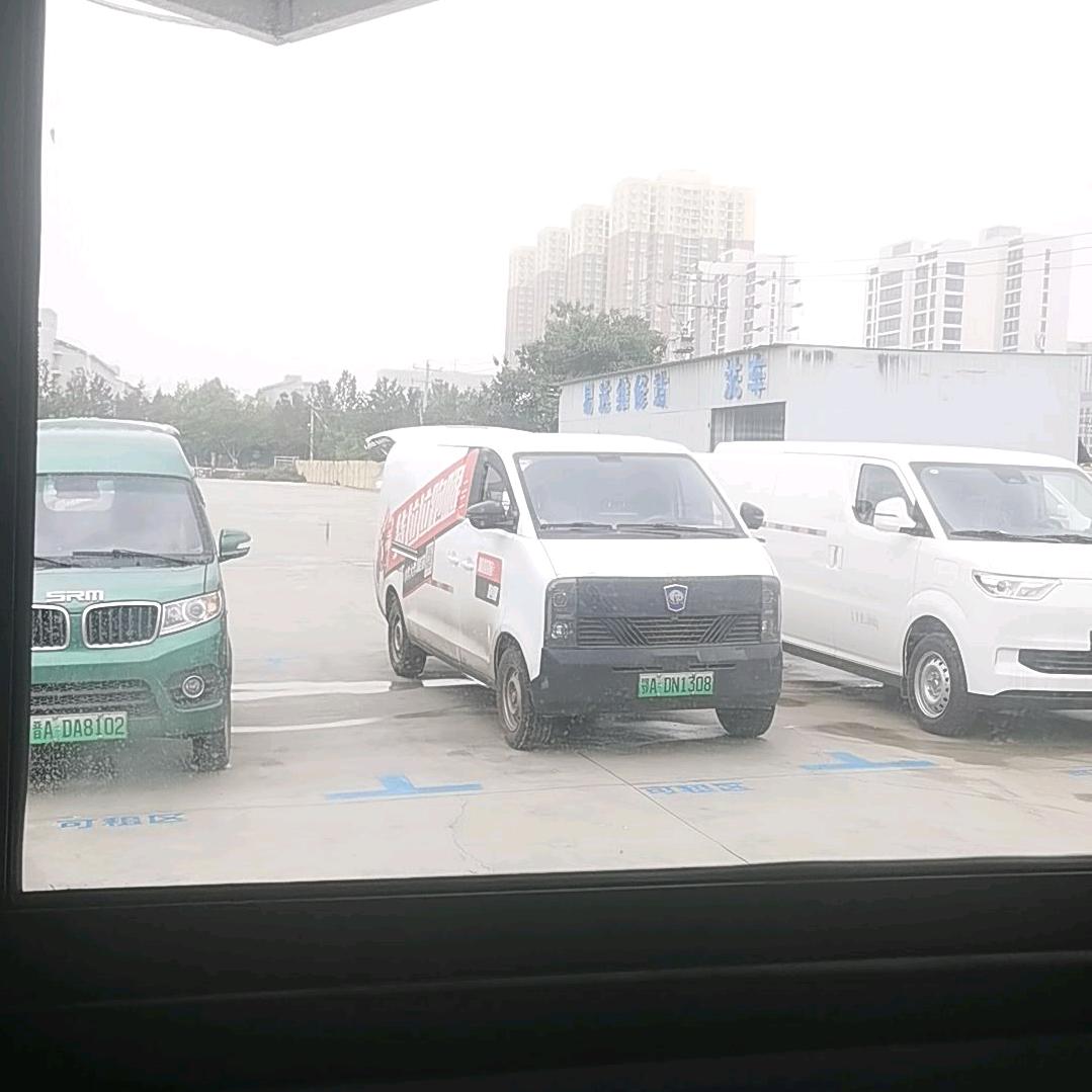 小李~易达新能源出租.