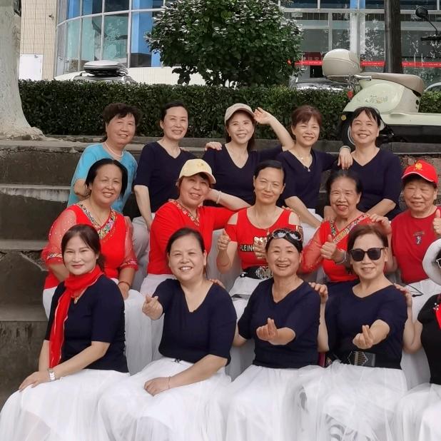 青青.每晚7点广场舞：直播！欢迎大家支持