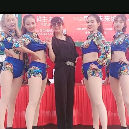摇滚滨姐《舞台演出》
