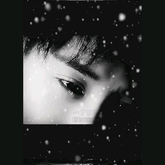 @ꦿ໊把泪跟苦，留给黑夜℘@