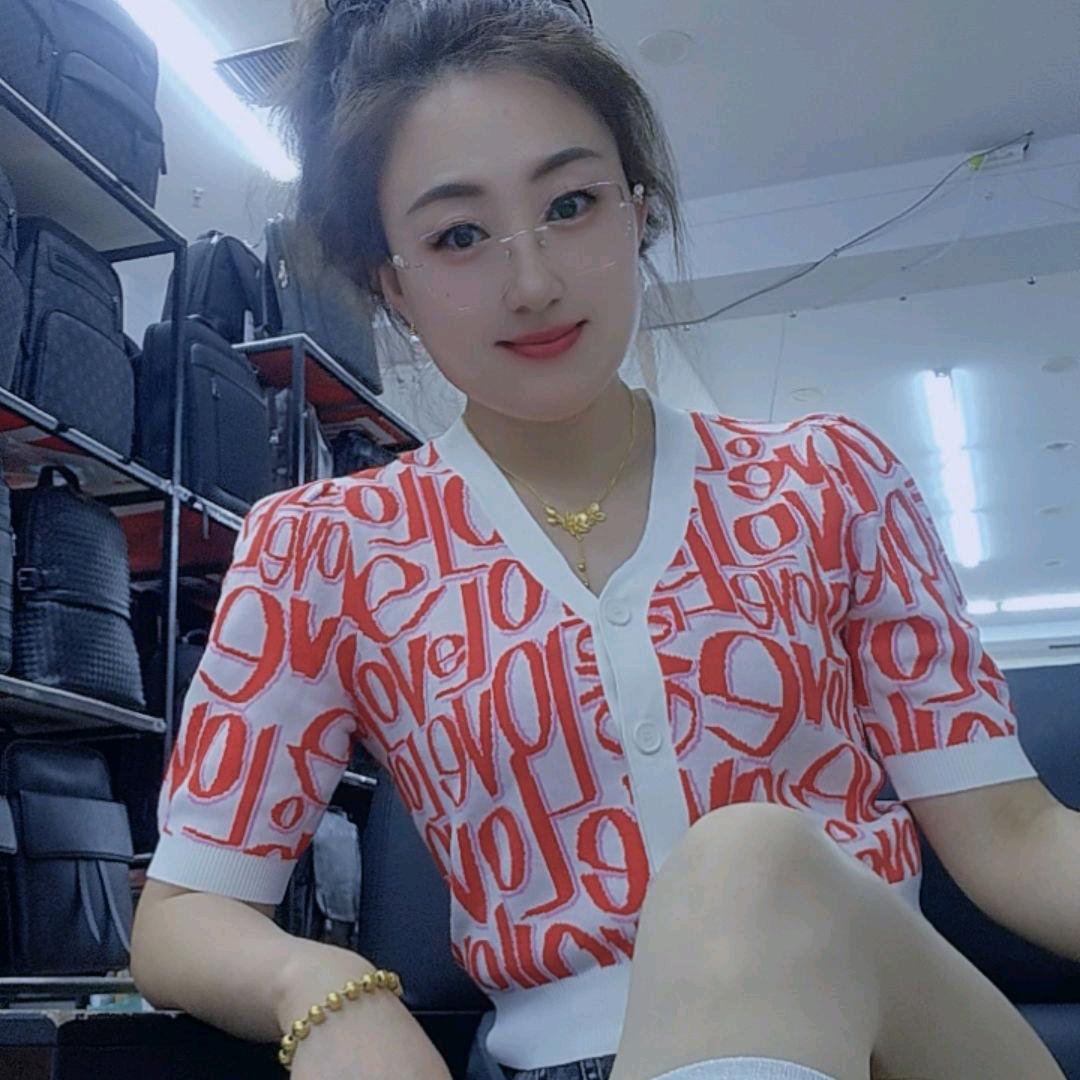 集宁皮革城卖包包的小姐姐