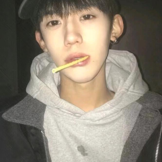 屁股带火🔥别惹我。。。烦~