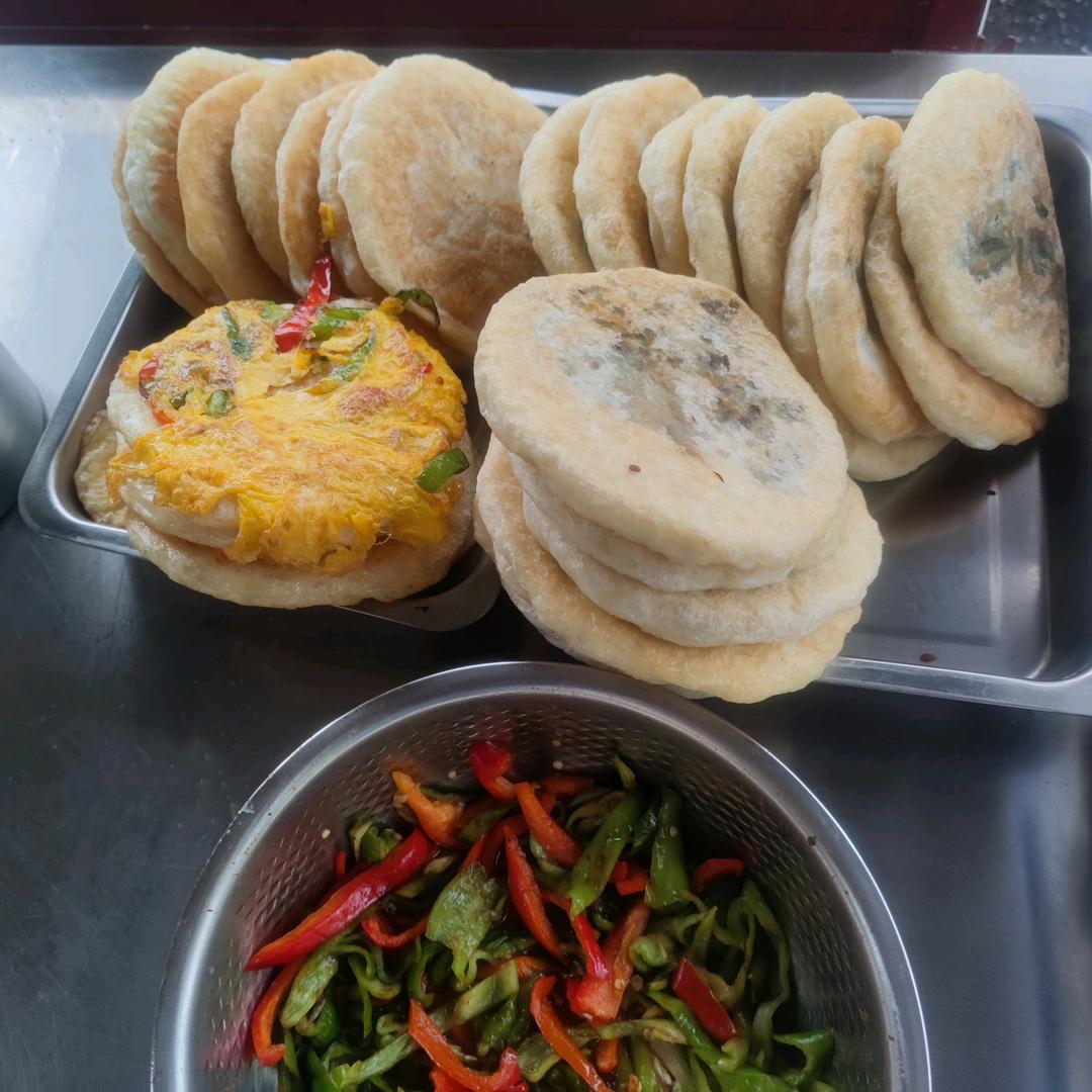 青椒鸡蛋饼。韭菜饼，雪菜饼，白萝卜饼，