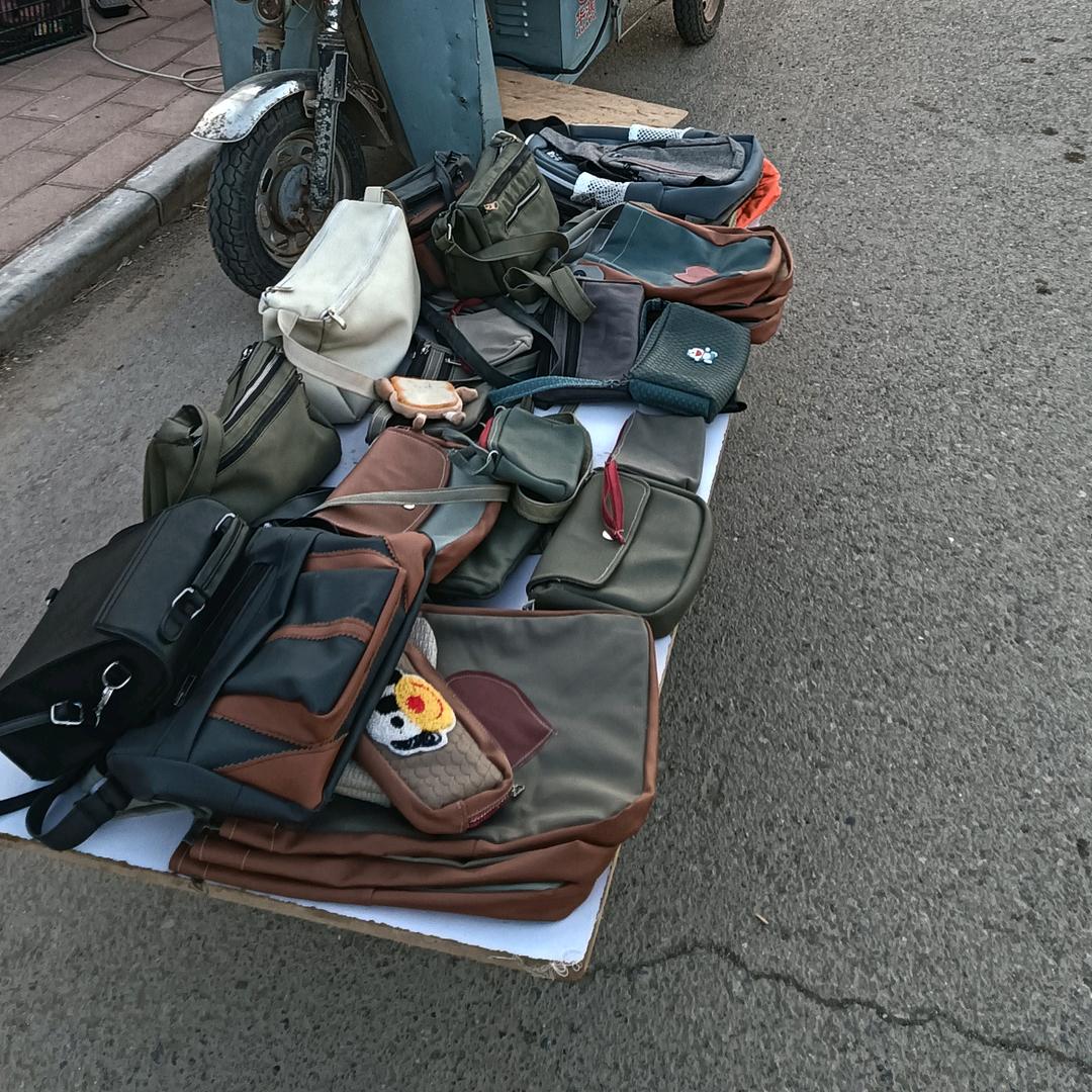 加工各种大小包的小老太太