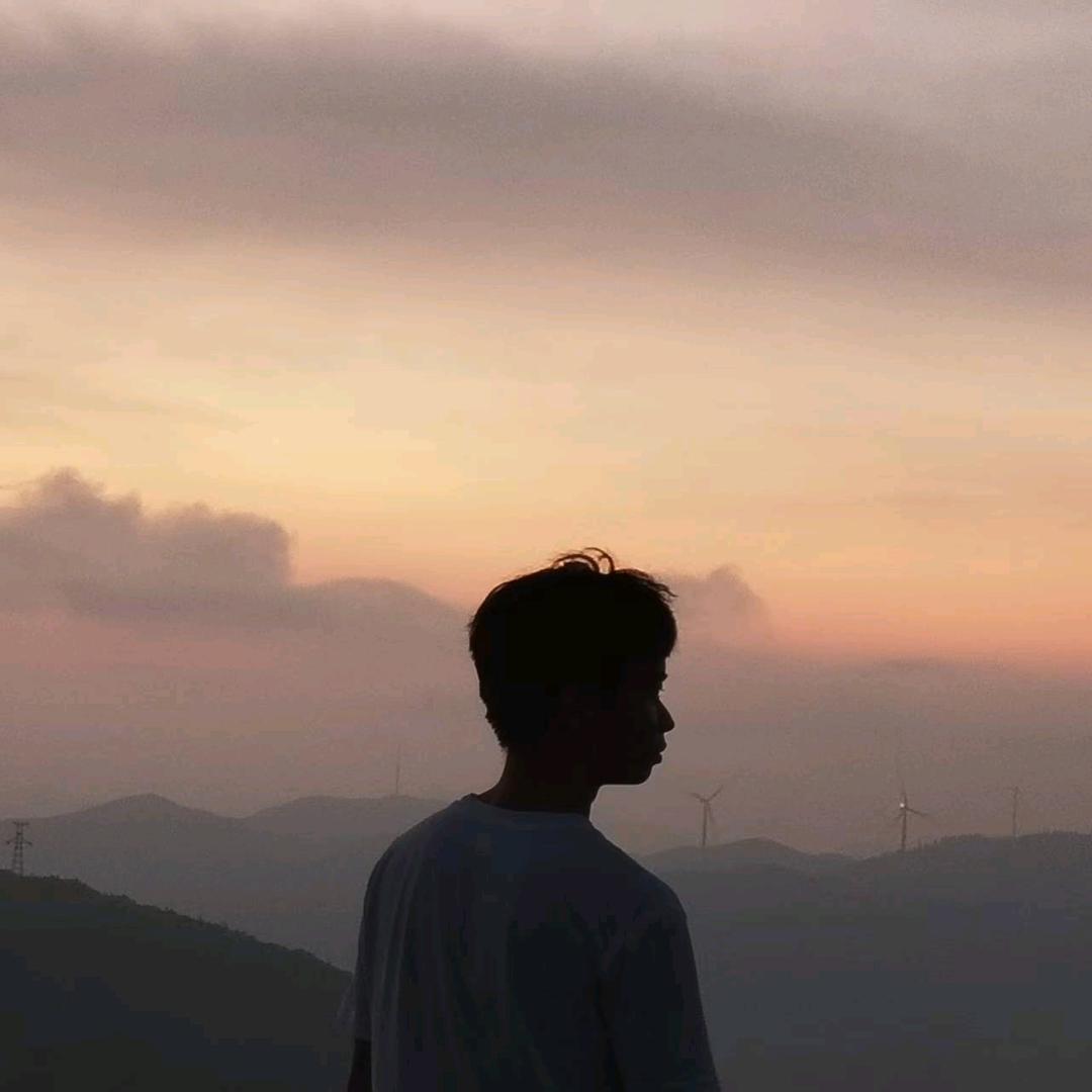 我是她喜欢的小屁孩