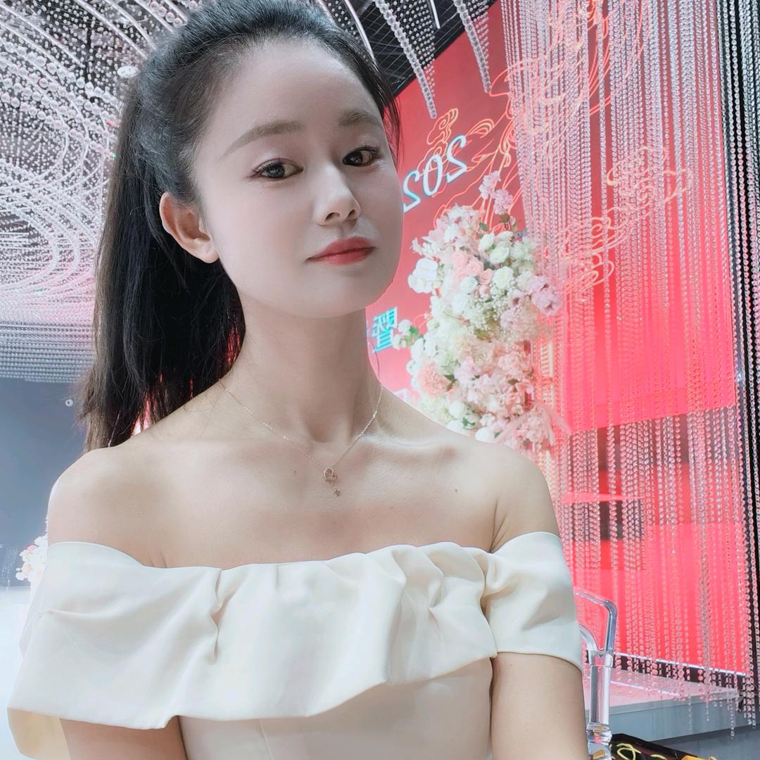 谢依然(来凤礼仪团队)