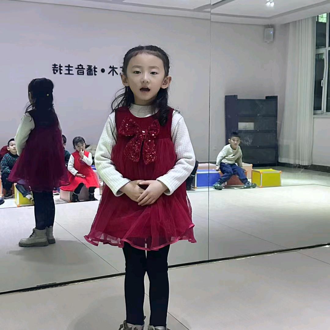梓涵爱跳舞