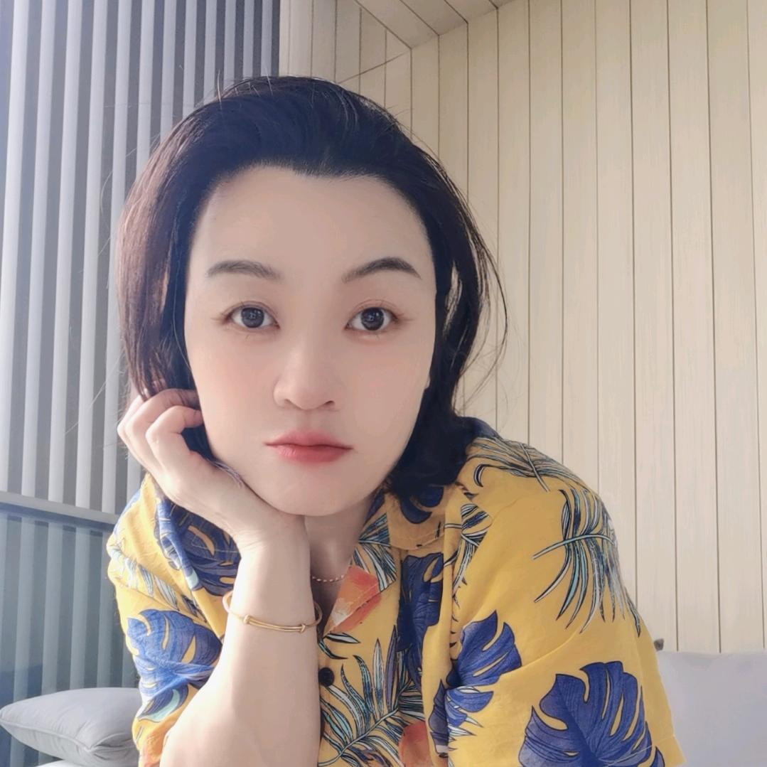 带珍珠的女士
