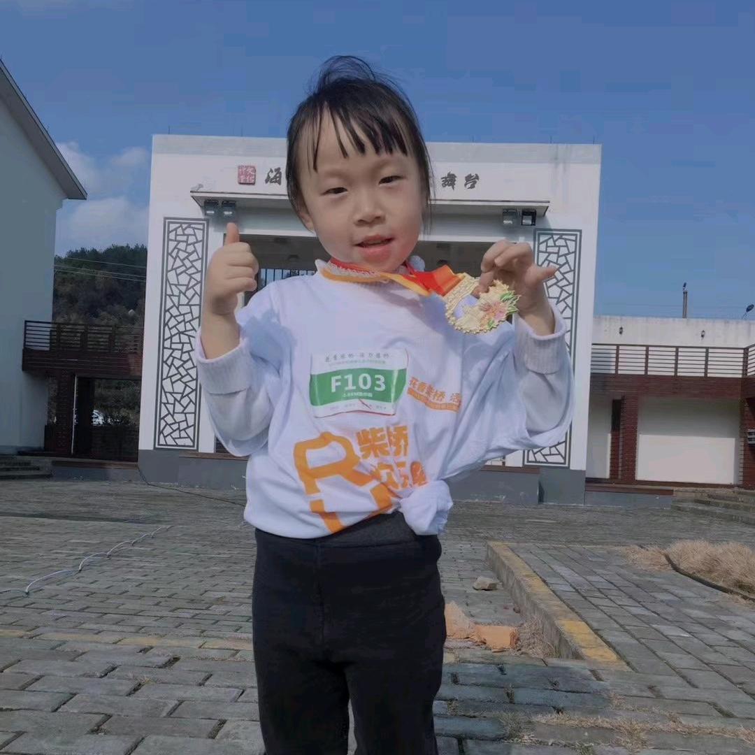 奔跑的小萱女