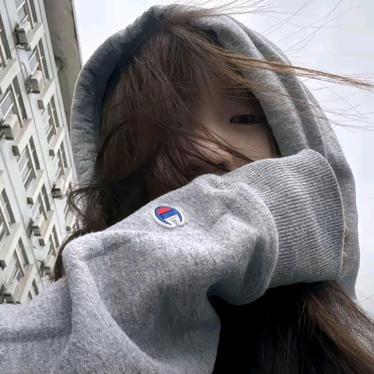 装忧郁被追三条街