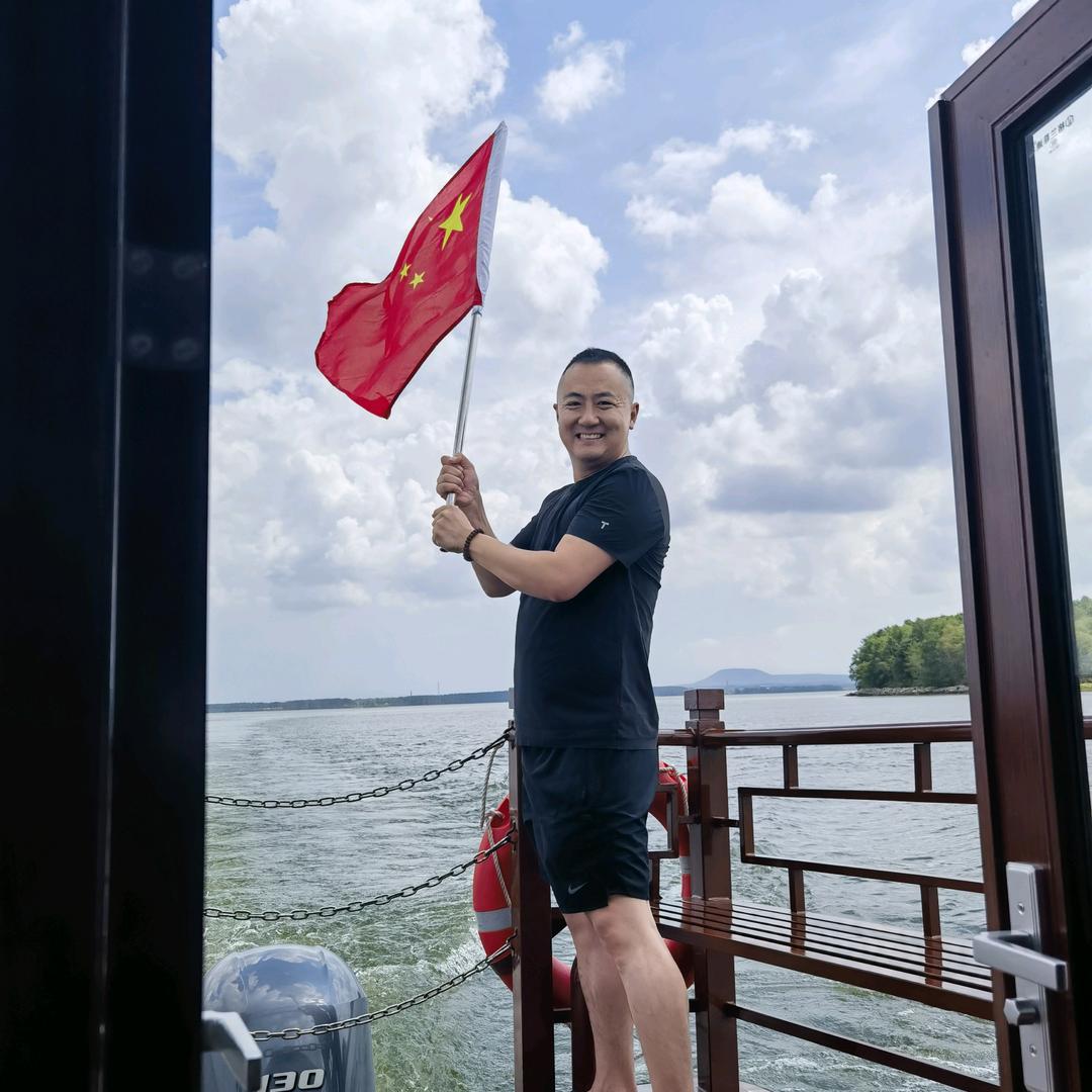 于水明