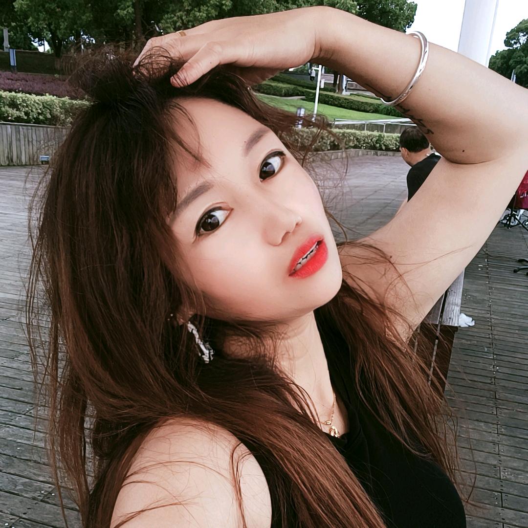大眼睛酒妹