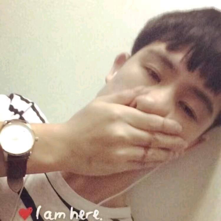 小何✔同学……