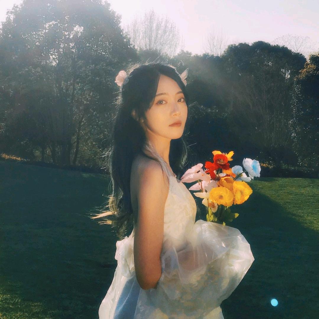 李馨彭丽
