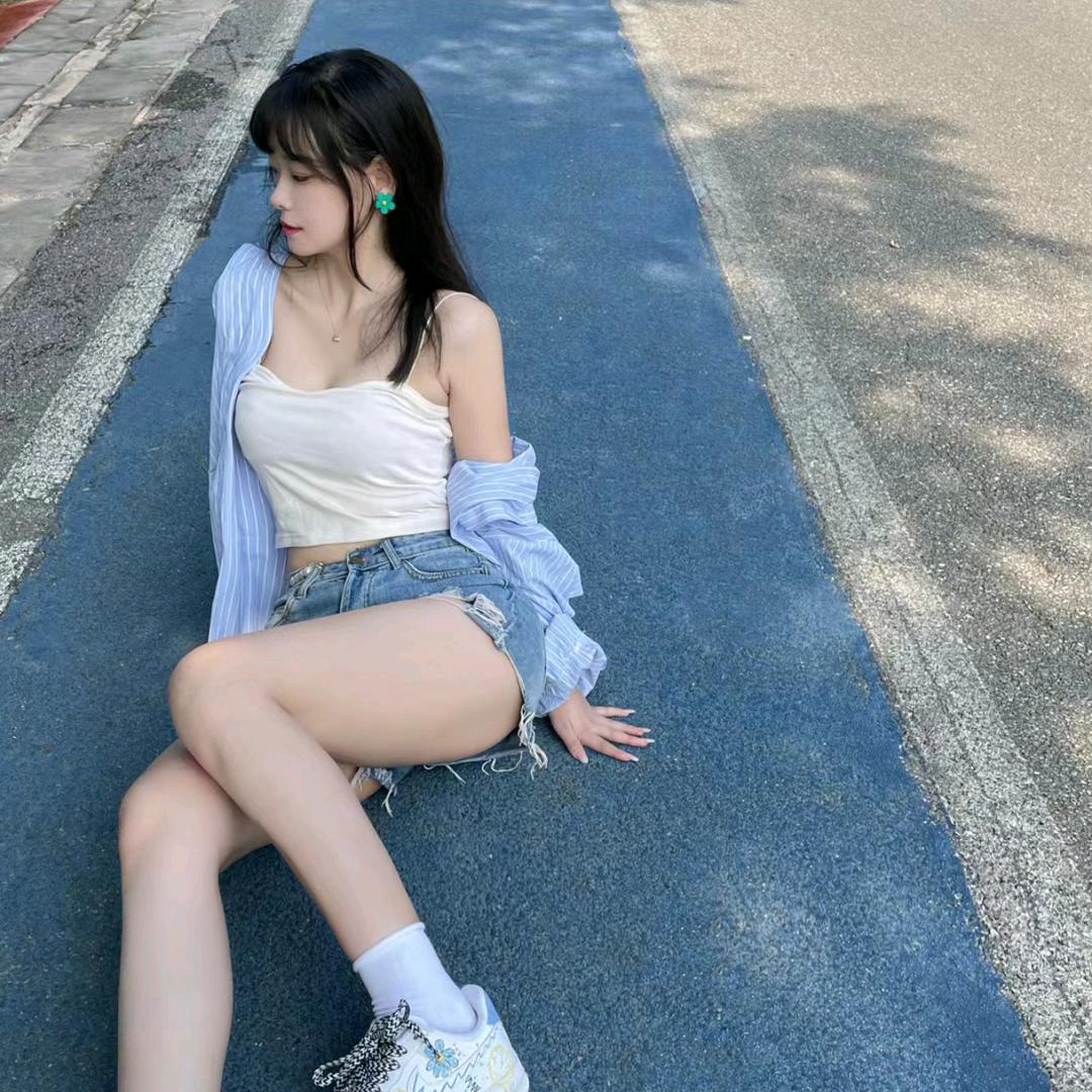 湖蓝的丝柏晨晨