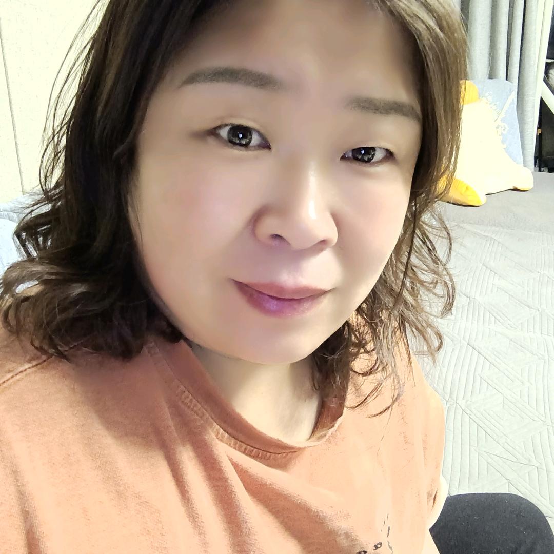 丽人坊橱窗营业中（潮款美衣在橱窗）