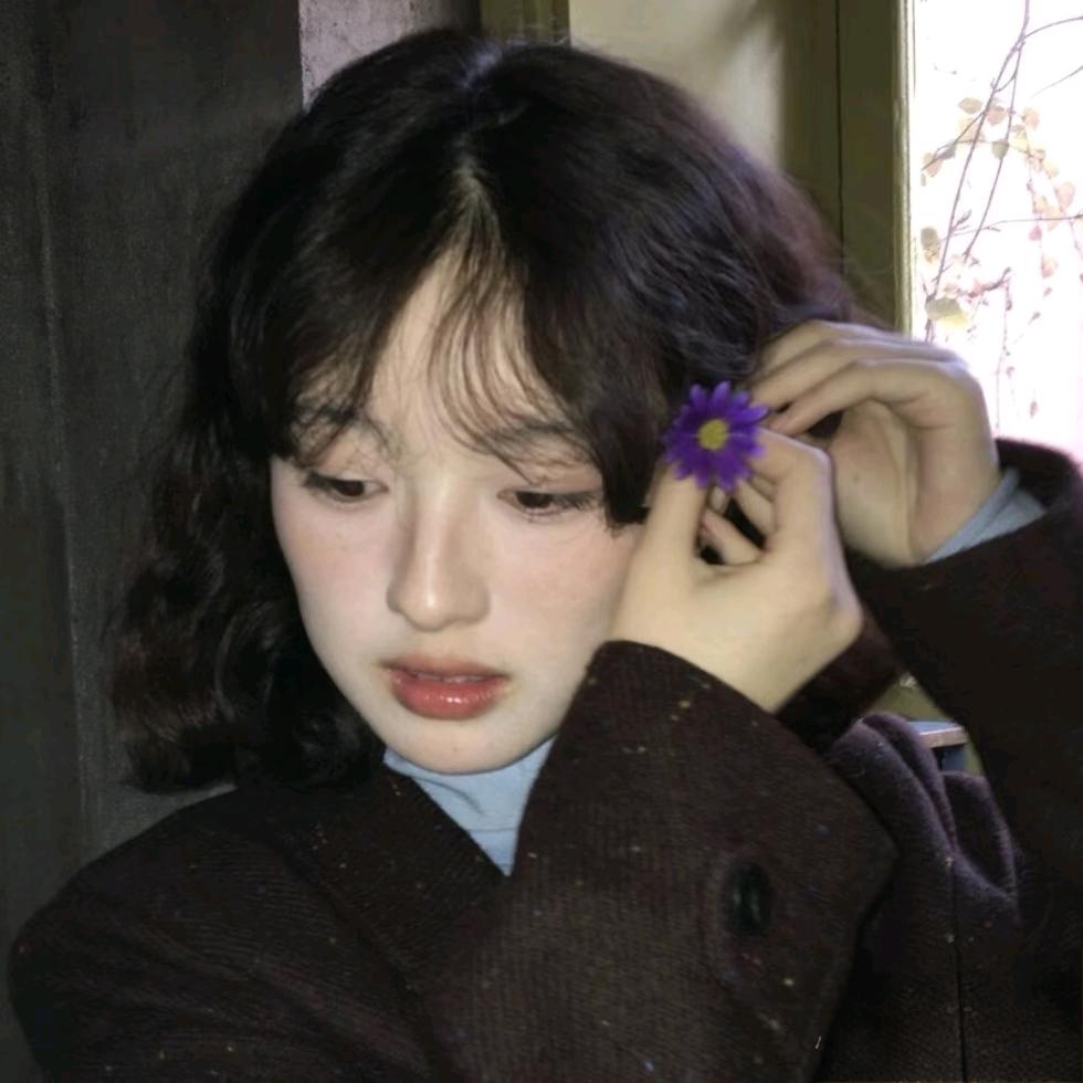 站在冰箱上的深情女子