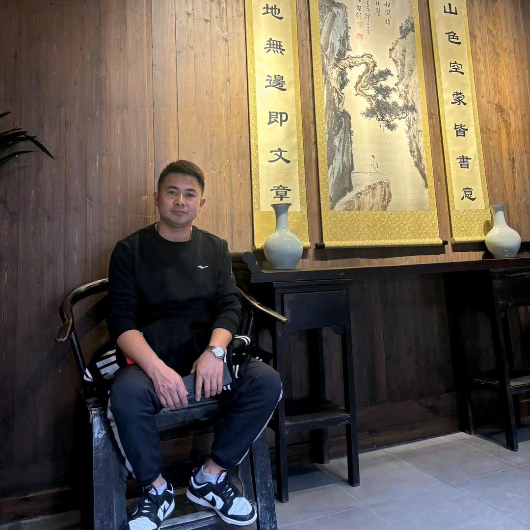 戴着耳机听世界