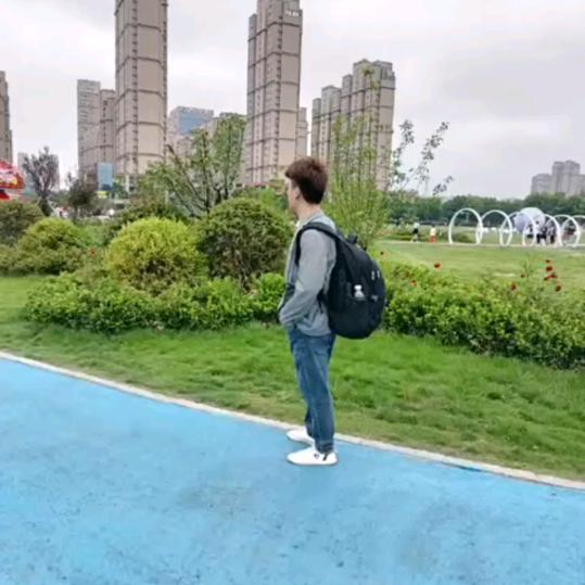 抚琴的人
