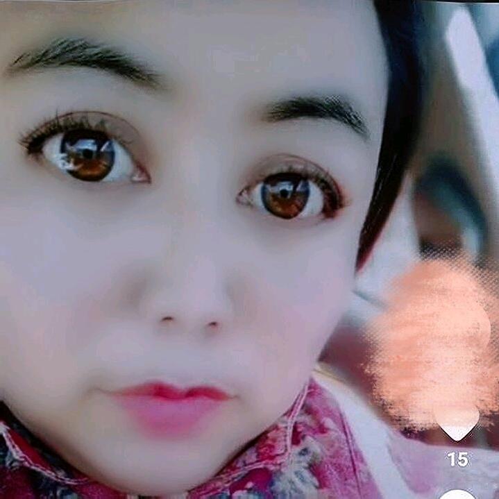 大眼睛女人