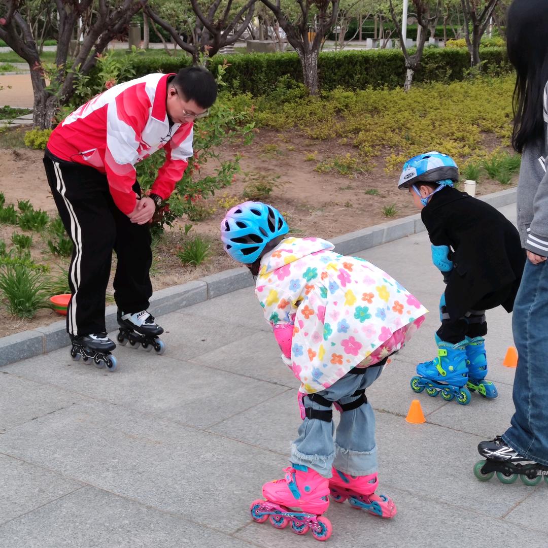 飞杭轮滑蓝莓教练