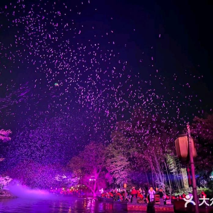 累了借你肩膀靠靠