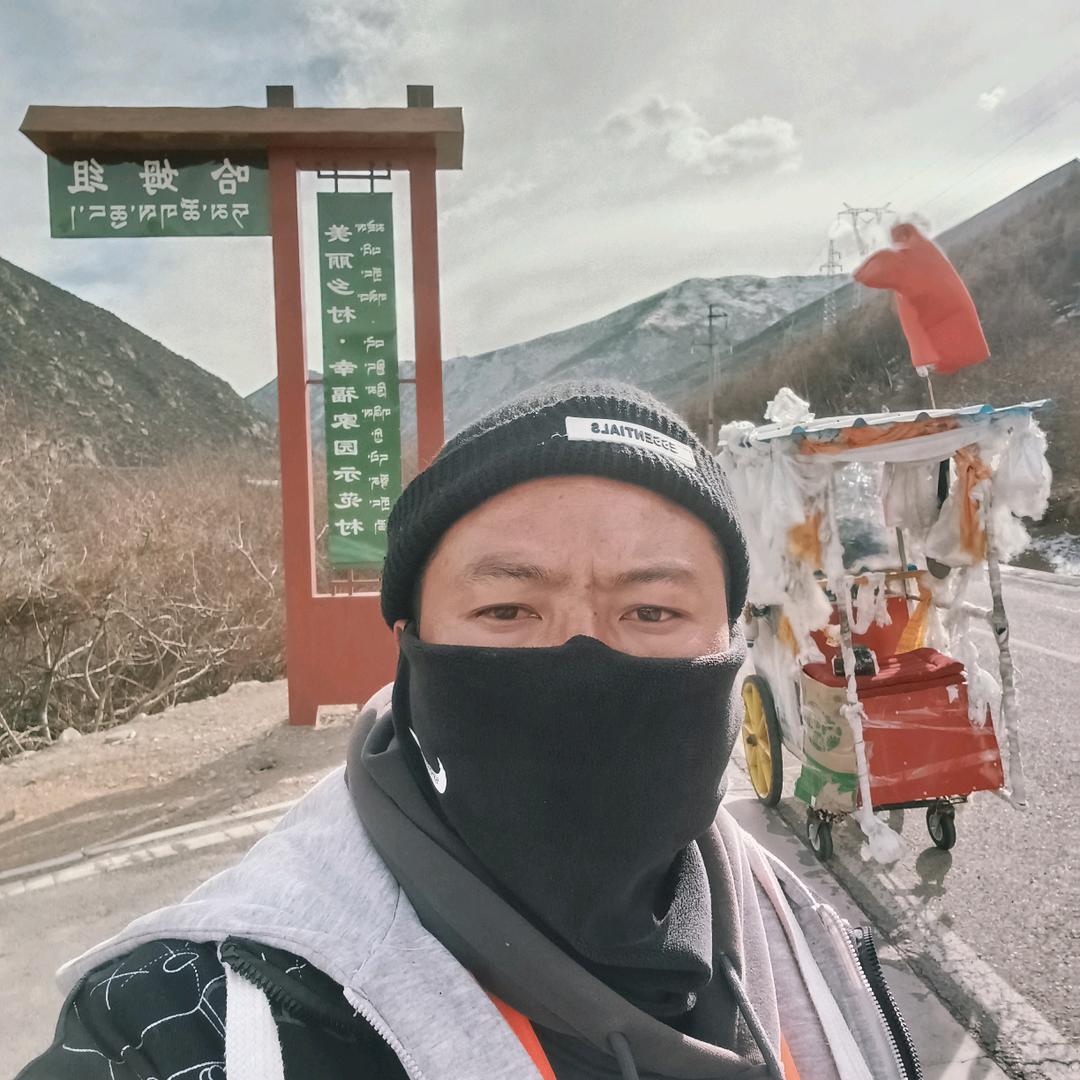 90后残疾人徒步西藏拉萨
