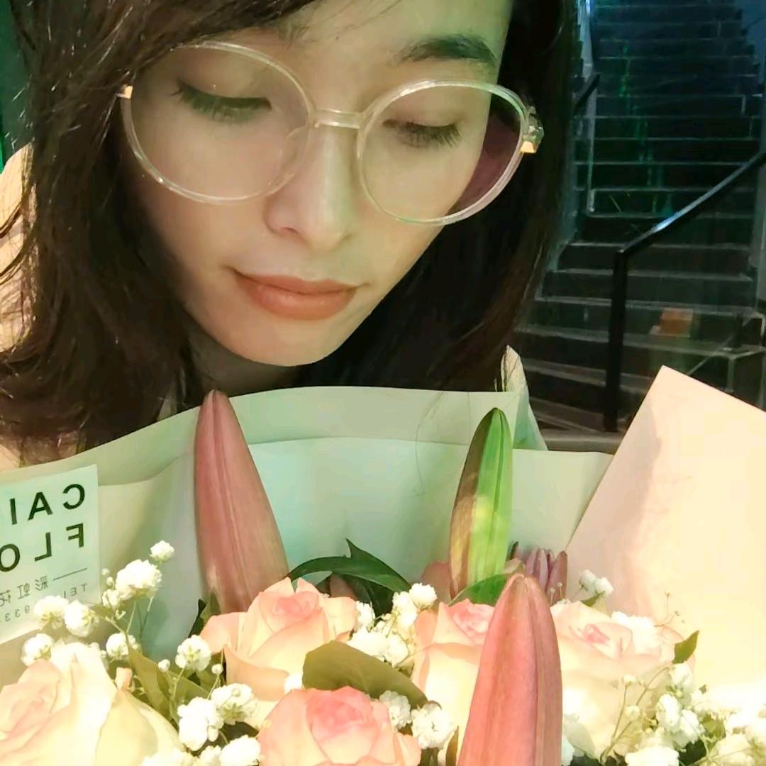 本想优雅转身，不料撞墙晕倒