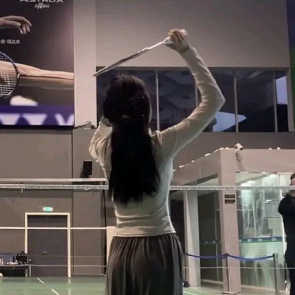 小丽爱打羽毛球