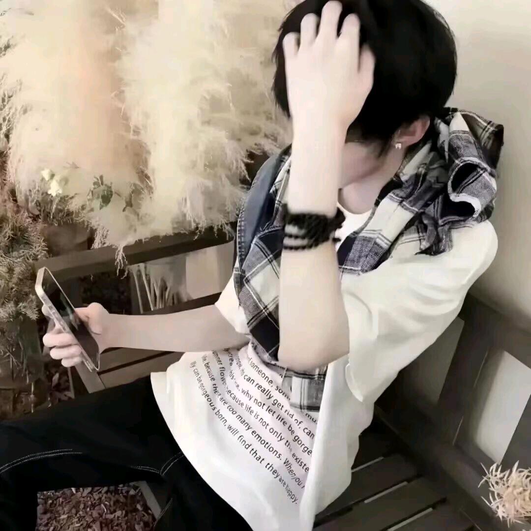 欣^