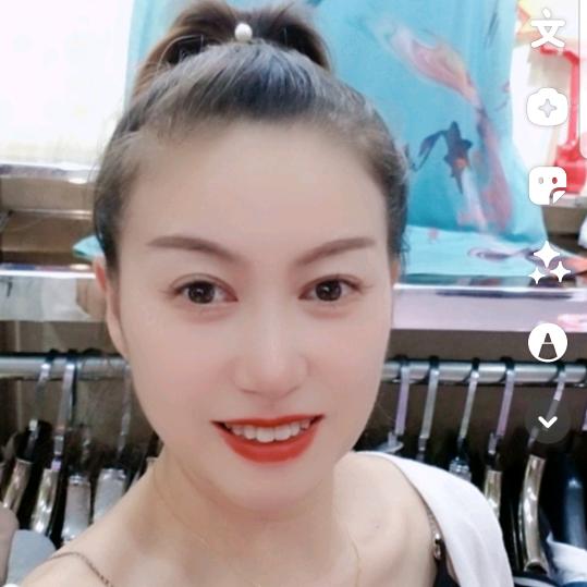 《丽人阁服饰》左姐