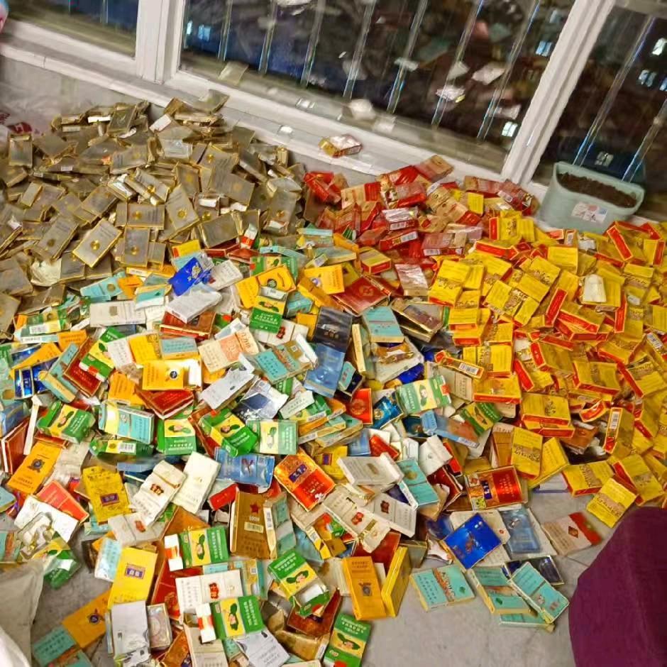 收烟盒的小乞丐