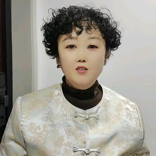 杨姐早上4、40开播，走路l聊天主播