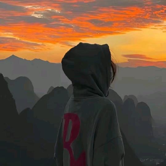 阴暗，自卑，内向，扭曲的小女孩