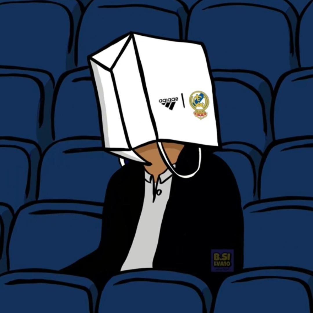 龙卷风摧毁停车场