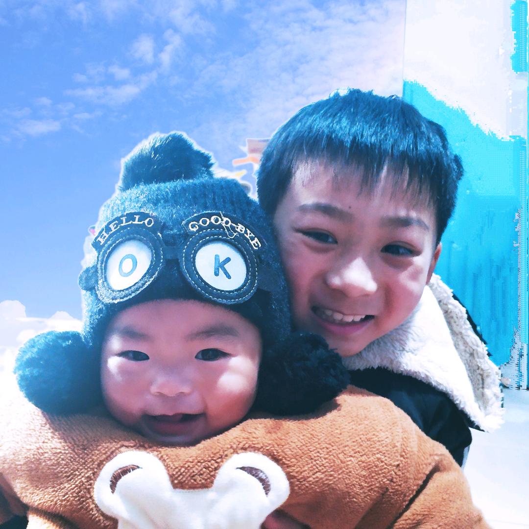 陈子豪和昂昂的曰常生活( 玩和平中）