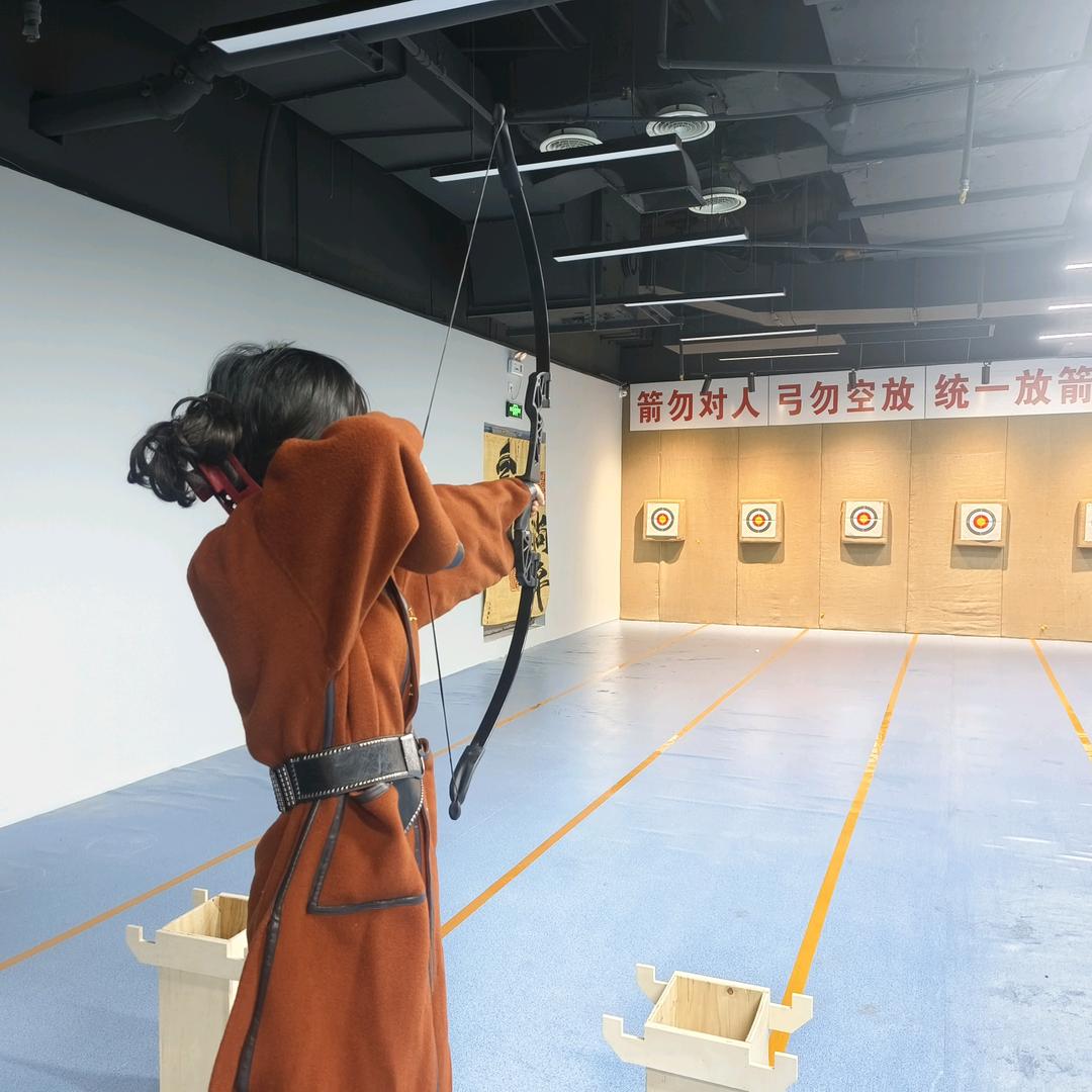 糟糕，转生成为射箭馆老板娘