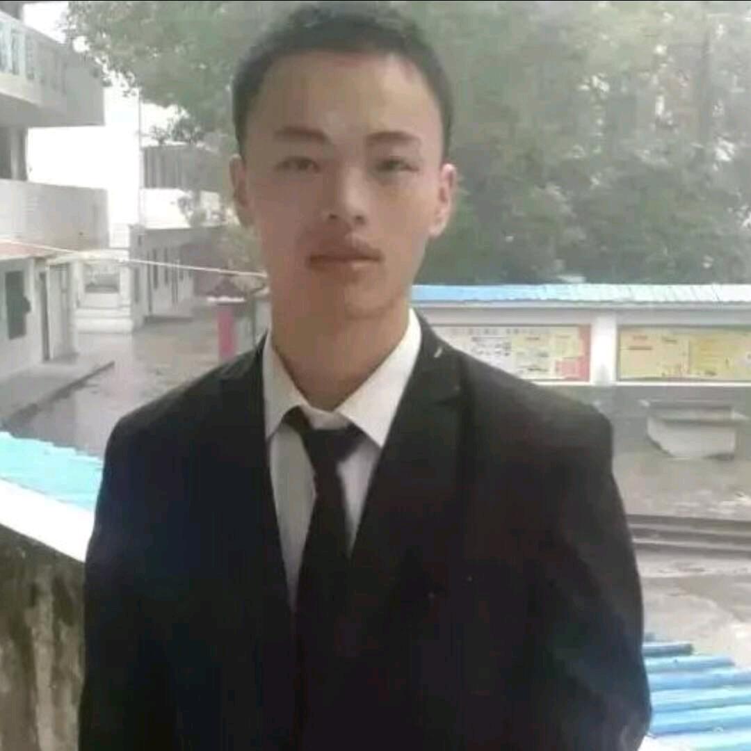 牵着姑娘去散步