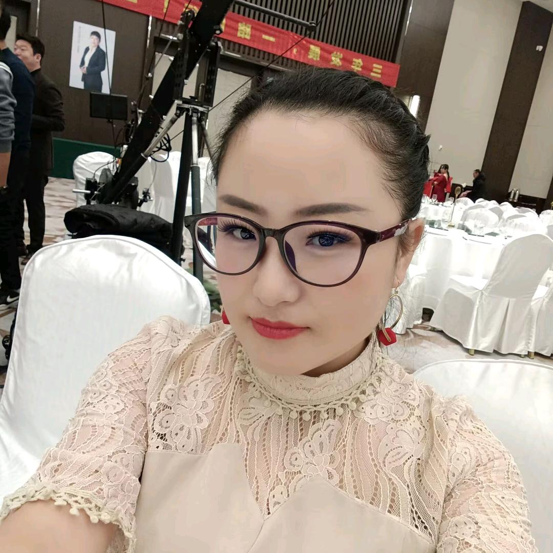 抿嘴笑呵呵