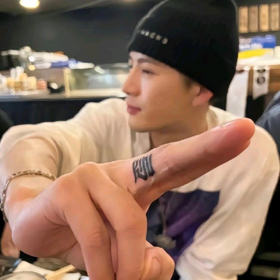 饿了会自己捡垃圾吃