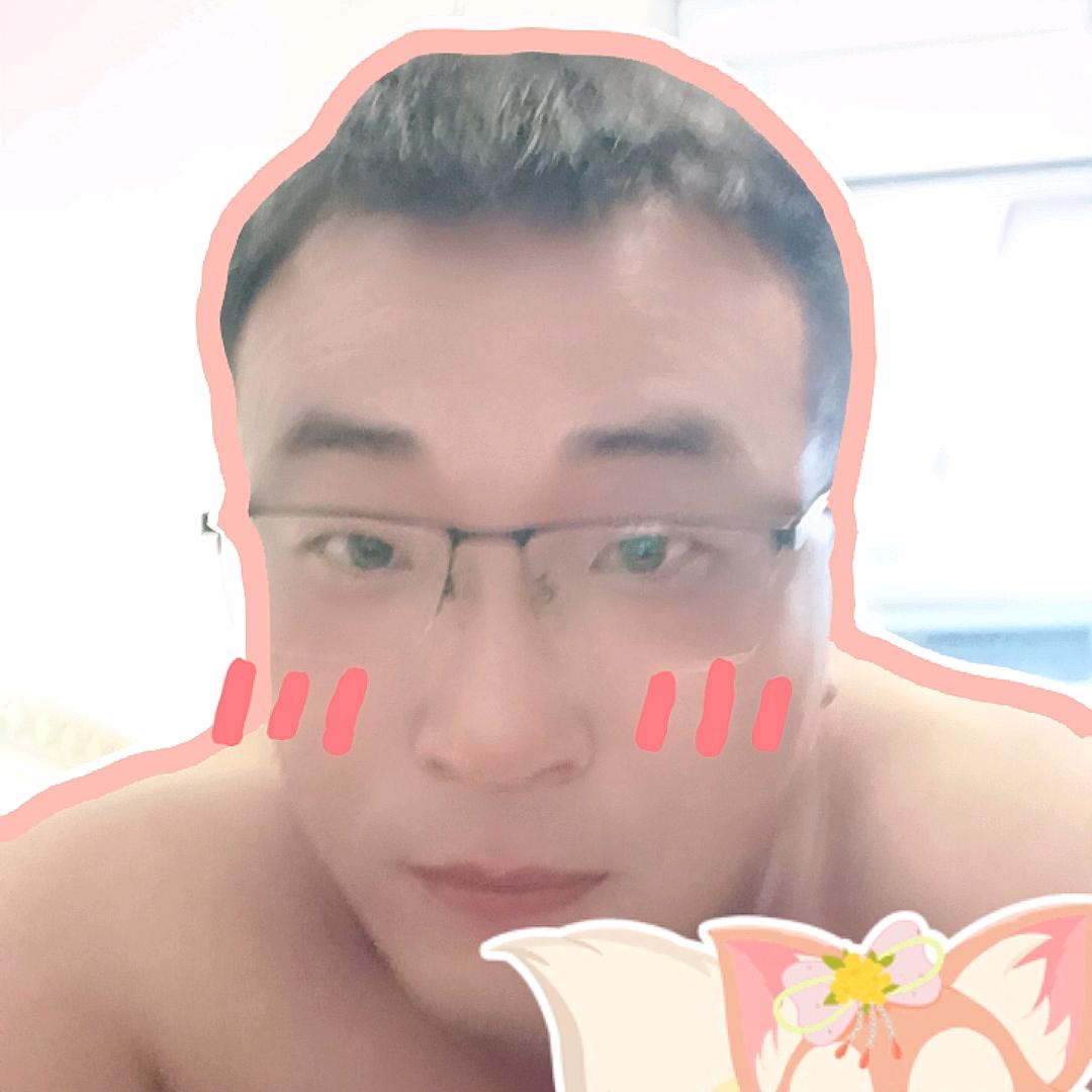 穿纸尿裤的老头